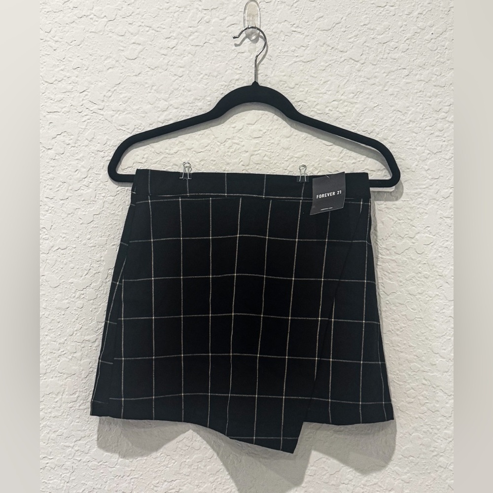 Forever 21 Black and Cream Asymmetrical Skirt Size M